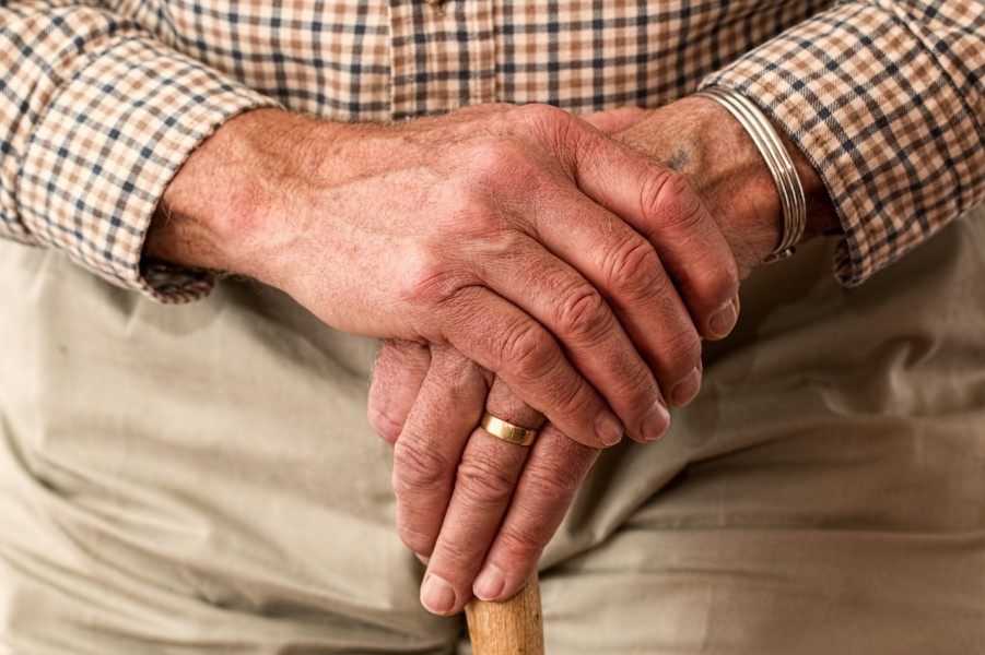 Prendre soins des personnes âgées en été : nos conseils